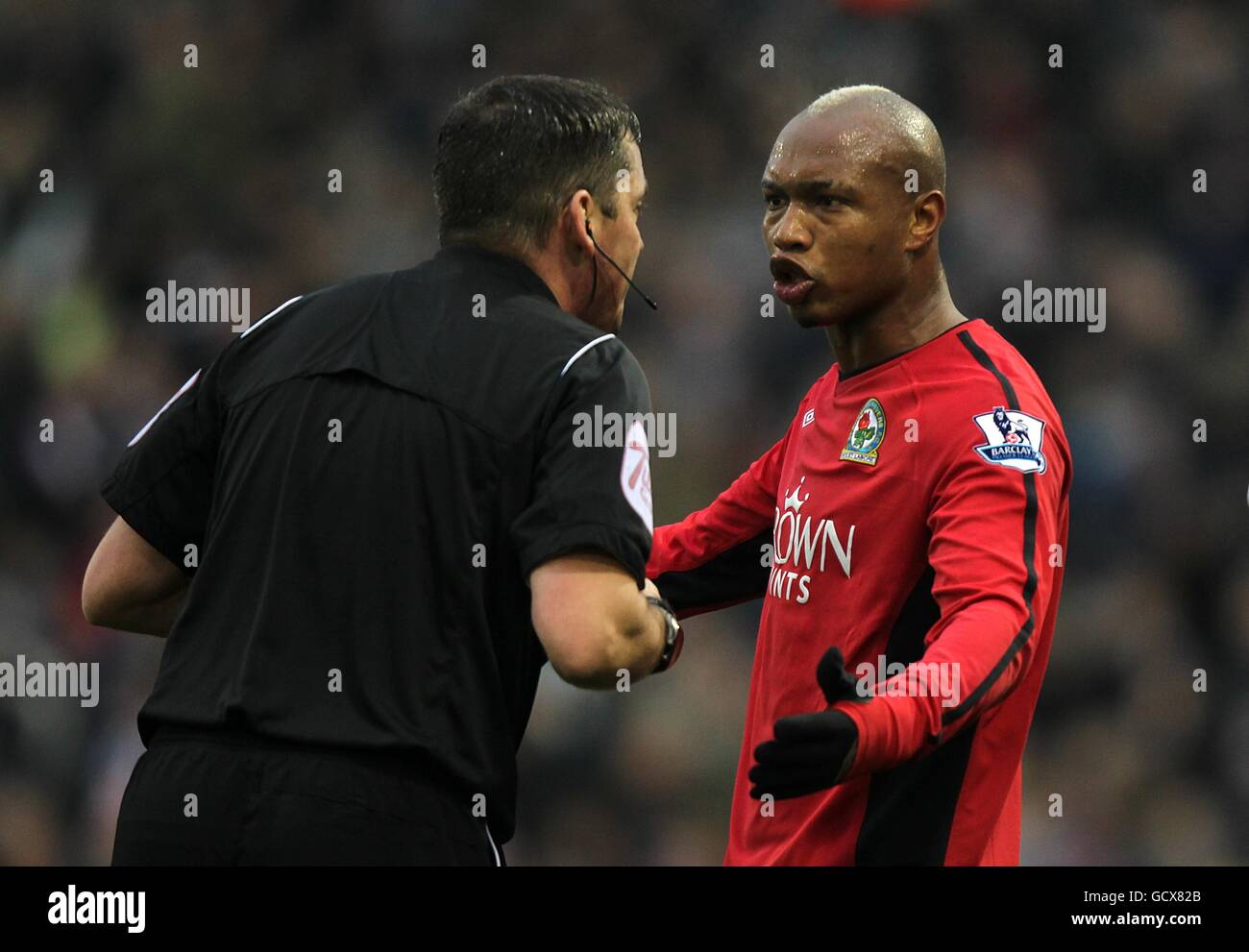 Fußball - Barclays Premier League - West Bromwich Albion gegen Blackburn Rovers - The Hawthorns. El-Hadji Diouf von Blackburn Rovers spricht mit Schiedsrichter Phil Dowd Stockfoto