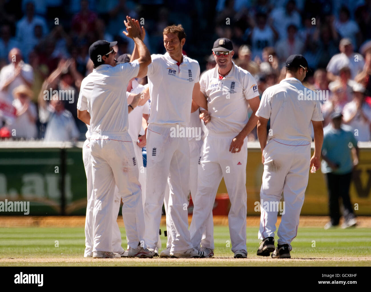 Der englische Chris Tremlett feiert die Abschwellungschaft von Mitchell Johnson während des vierten Tests auf dem Melbourne Cricket Ground in Melbourne, Australien. Stockfoto