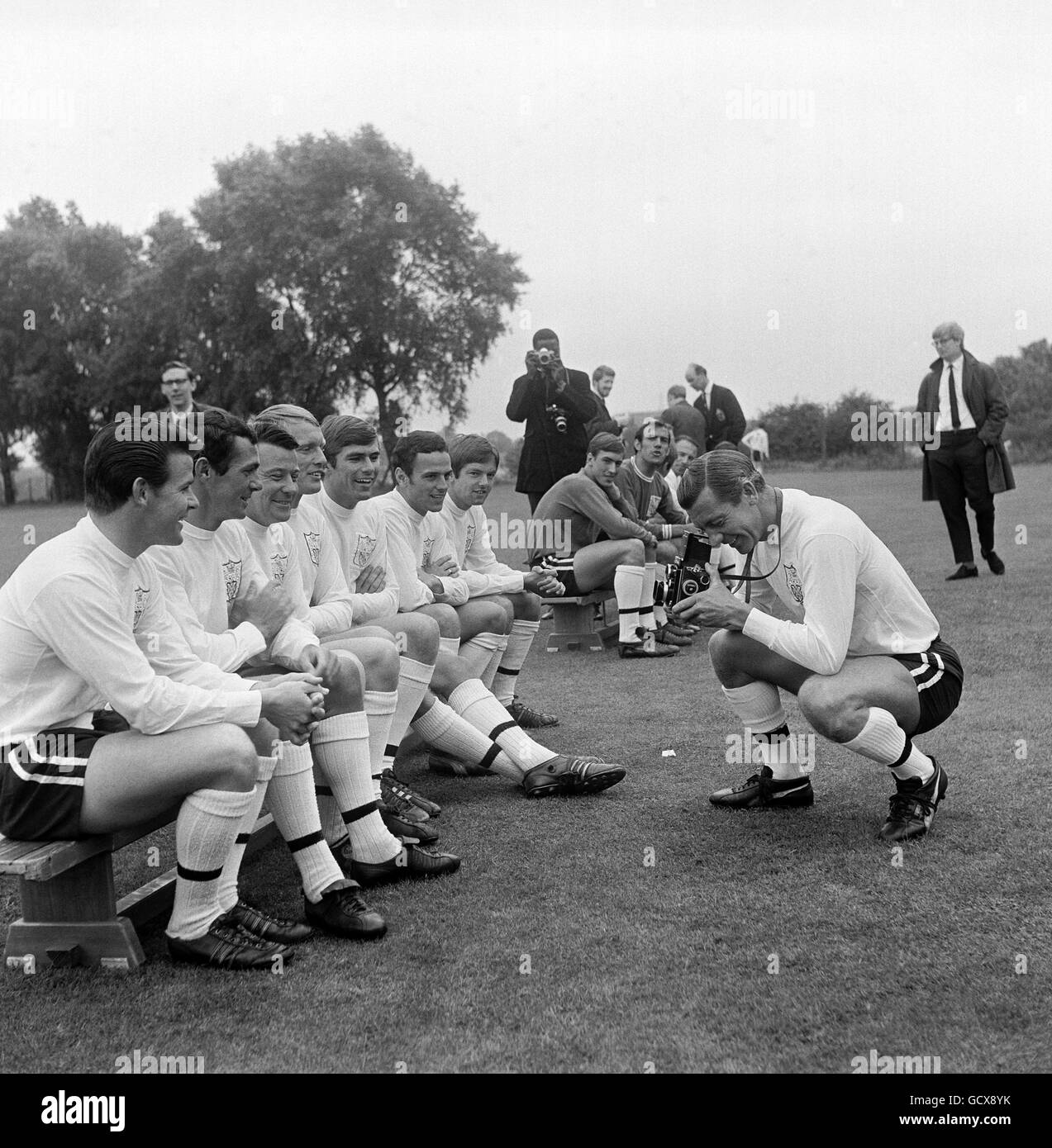 Fulham Skipper Johnny Haynes wird Fotograf, als er einige seiner Teamkollegen schnappt. (l-r) Stan Brown, Joe Gilroy, Johnny Byrne, Frank Large, John Ryan und Steve Earle Stockfoto
