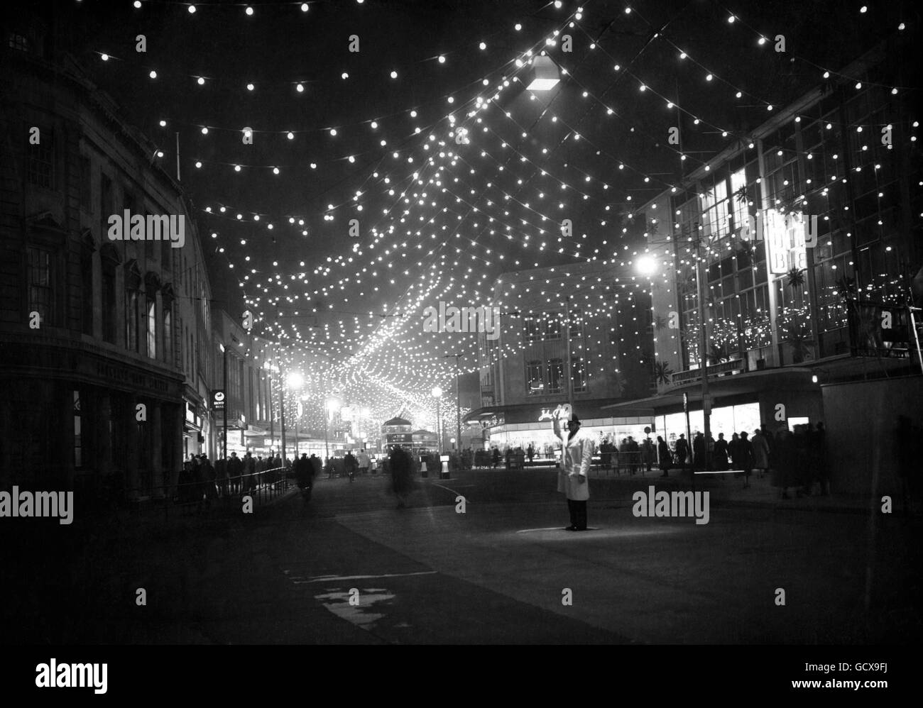 Weihnachtslichter schmücken das Einkaufszentrum an der Commercial Road in Portsmouth. Stockfoto