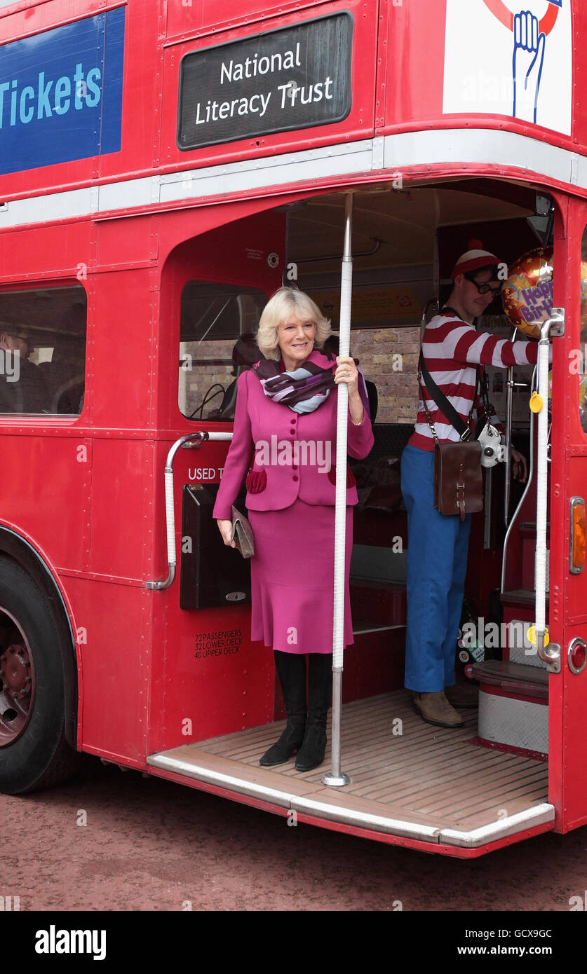 Die Herzogin von Cornwall kommt mit dem Routemaster-Bus am London Transport Museum an, wo sie an einem Empfang anlässlich des 15. Jahrestages des National Young Reader's Program teilnehmen wird. Stockfoto