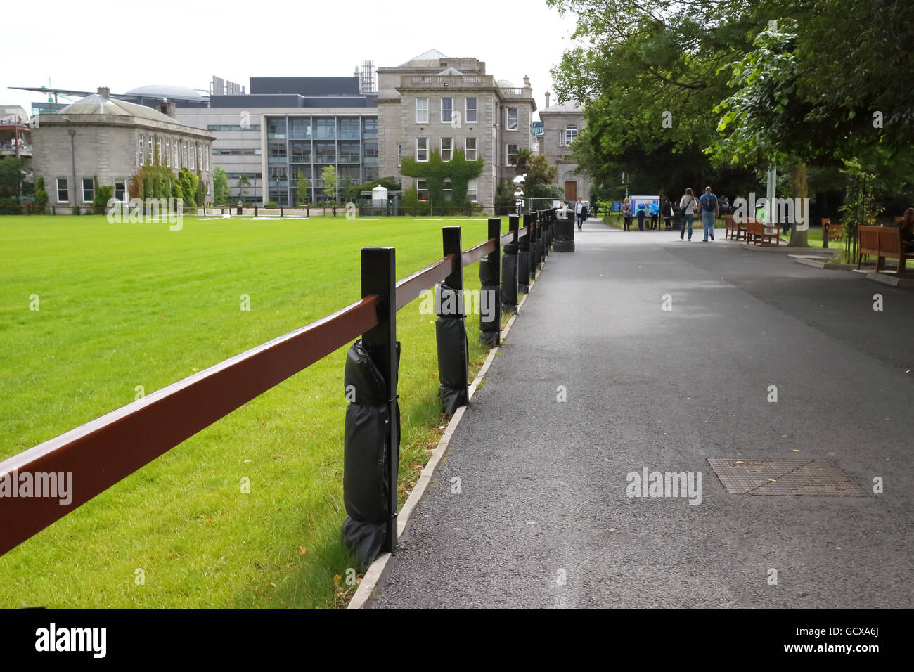 Nahaufnahme von einem Zaun in Dublin City Center parks Stockfoto