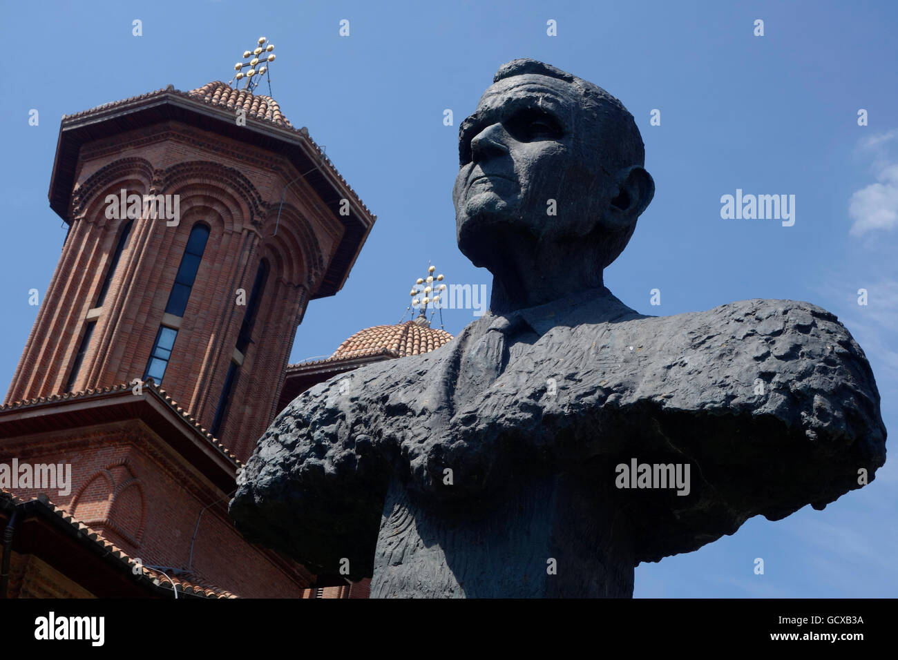 Denkmal-Skulptur von rumänischen Bildhauer Mihai Buculei, (1996) Darstellung Corneliu Coposu war ein rumänischer konservativ und Anti-kommunistischen Politiker befindet sich im Sieg Avenue Calea Victoriei eine großen Straße im Zentrum von Bukarest. Rumänien Stockfoto