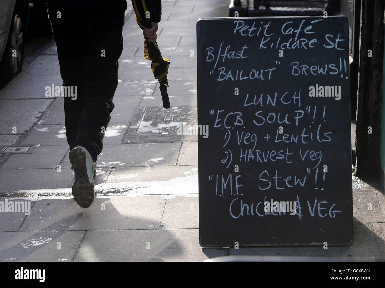 Irlands finanzielle Probleme. Ein Mann geht heute Morgen an einem Menü im Petit Cafe in Dublin vorbei, das unter dem Motto „Bailout“ steht. Stockfoto