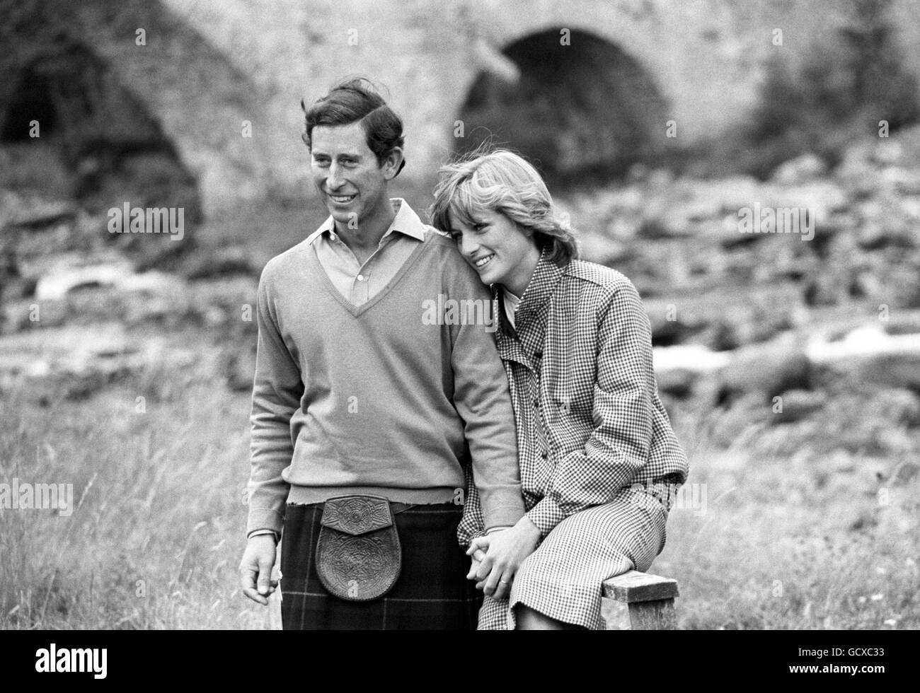 Der Prinz und die Prinzessin von Wales machen eine Pause während ihres Landspaziergangs am Ufer des Flusses Dee, während ihres Urlaubs im Balmoral Castle, wo sie bei der Königin und anderen Mitgliedern der königlichen Familie übernachten. Stockfoto