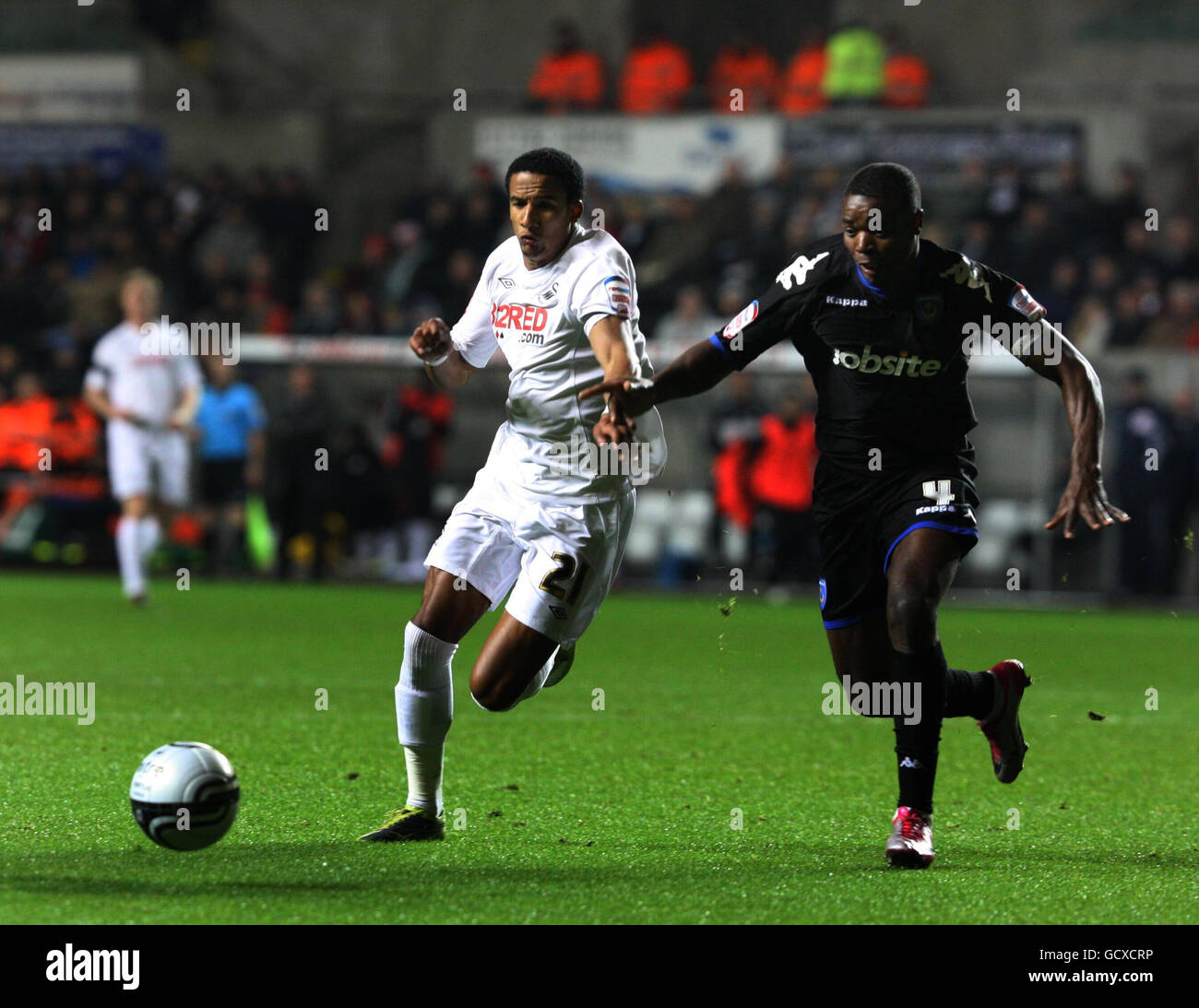 Scott Sinclair von Swansea jagt mit Portsmouth Aaron Mokoena beim npower Championship-Spiel im Liberty Stadium in Swansea nach dem Ball. Stockfoto