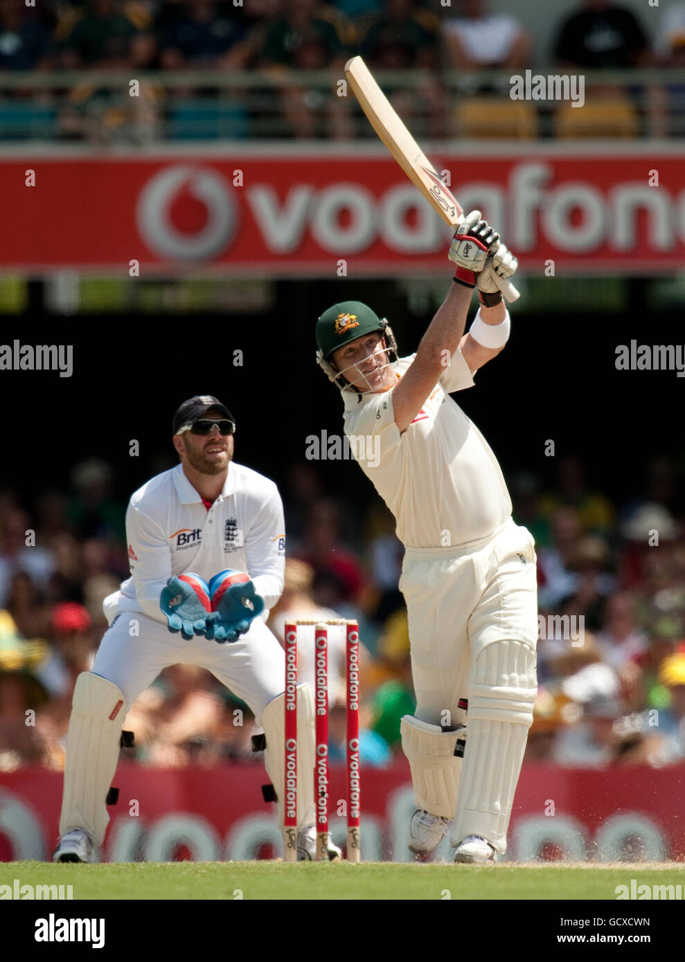 Cricket - 2010 Ashes Series - Erstes Testspiel - Tag drei - England gegen Australien - die Gabba. Der australische Brad Haddin hat beim ersten Ashes-Test auf der Gabba in Brisbane, Australien, eine Sechserzahl erreicht, um sein Jahrhundert aufzuleben. Stockfoto
