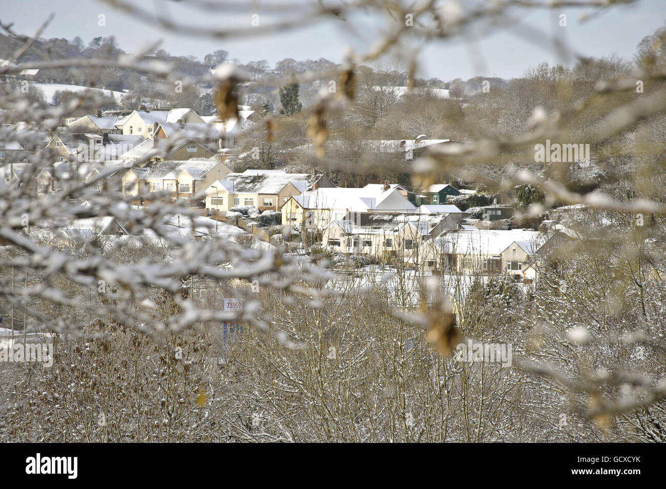 Die Häuser sind heute in Maesycwmmer, Südwales, mit Schnee bedeckt. Stockfoto