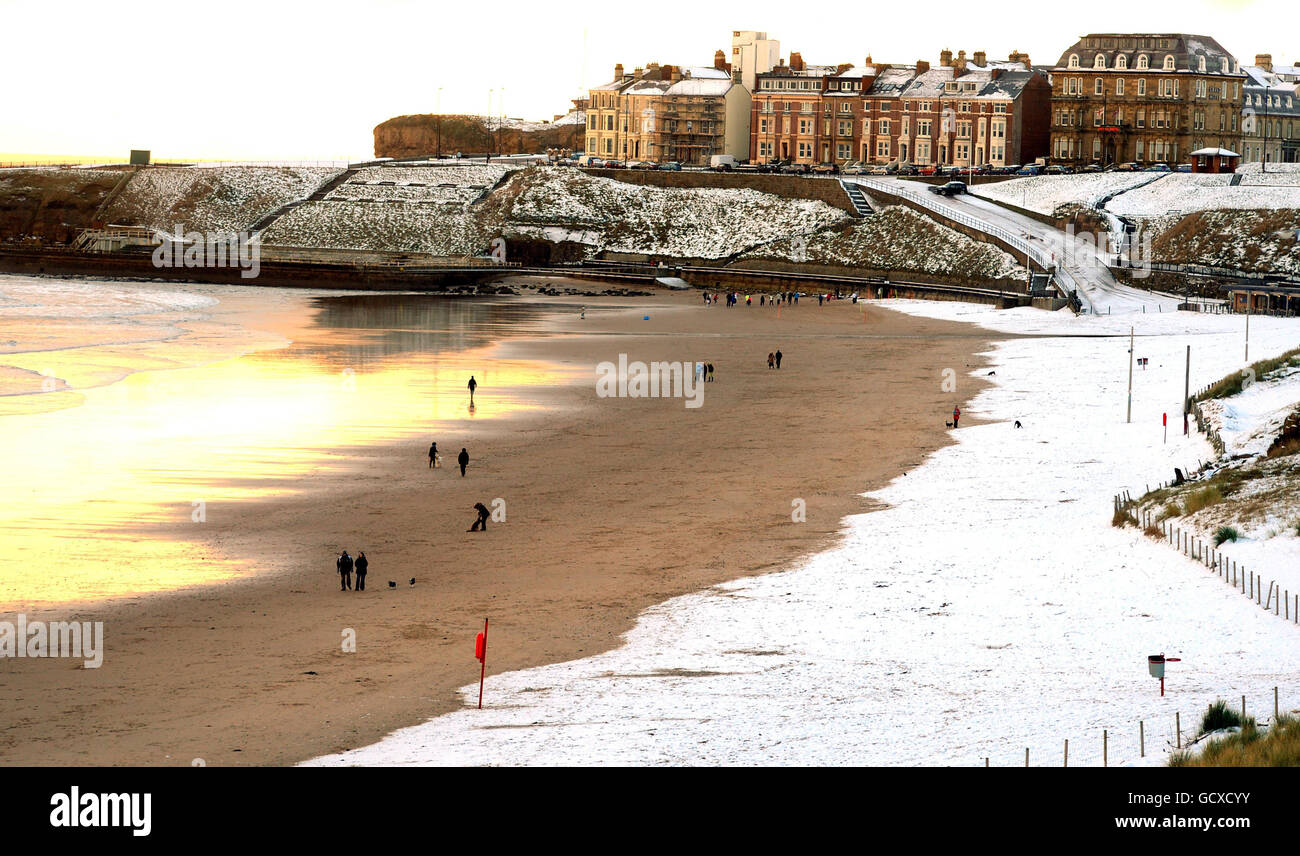 Winterwetter 27. November. Tynemouth Strand ist heute mit Schnee bedeckt. Stockfoto
