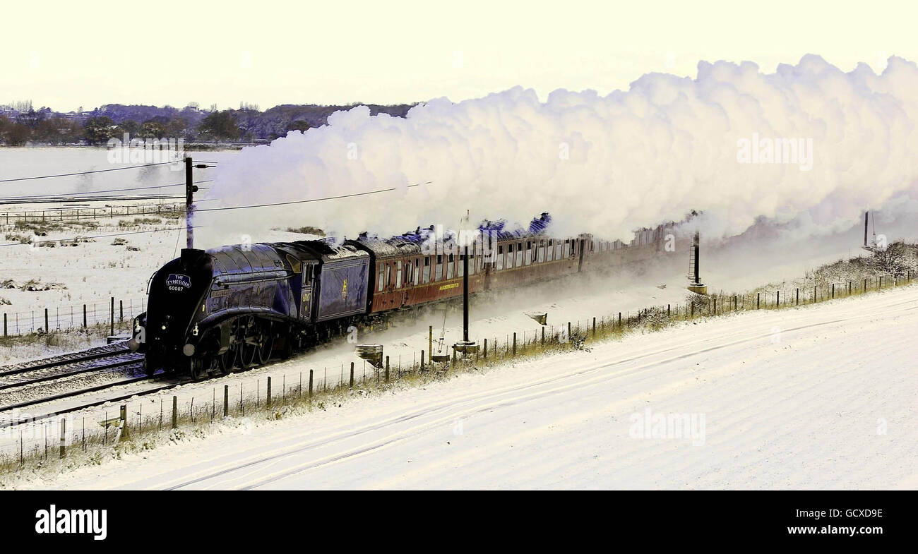 Die Sir Nigel Gresley Lokomotive fährt durch eine schneebedeckte Bahn in York, nach schweren Schneefällen in der Region. Stockfoto