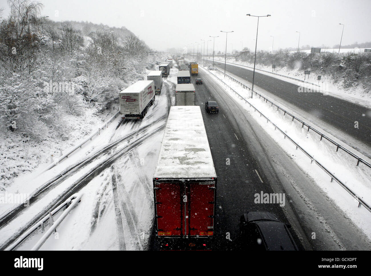 Lastwagen parkten auf der harten Schulter der Autobahn M25 in Reigate, Surrey, da große Gebiete Großbritanniens heute zum Stillstand gebracht wurden, als der große Frost die Nation festspannte. Stockfoto