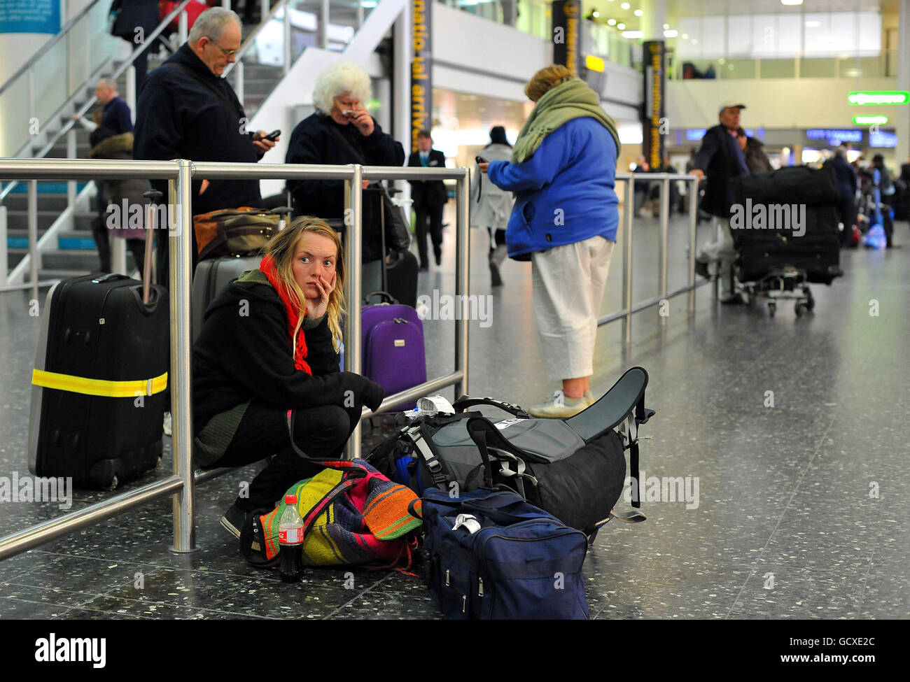 Die Passagiere am Flughafen Gatwick sind am Ende des Tages gestrandet, da die Flüge für den Rest des Tages gestrichen werden, da große Teile Großbritanniens heute zum Stillstand gekommen sind, als die große Eiszeit die Nation in den Griff zog. Stockfoto
