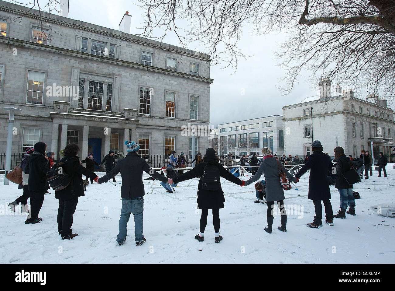 Studenten protestieren auf dem Gelände des Department of Education in Dublin während einer überraschenden eintägigen Konferenz, während sie gegen die vorgeschlagenen staatlichen Kürzungen im Bildungsbereich protestieren. Stockfoto