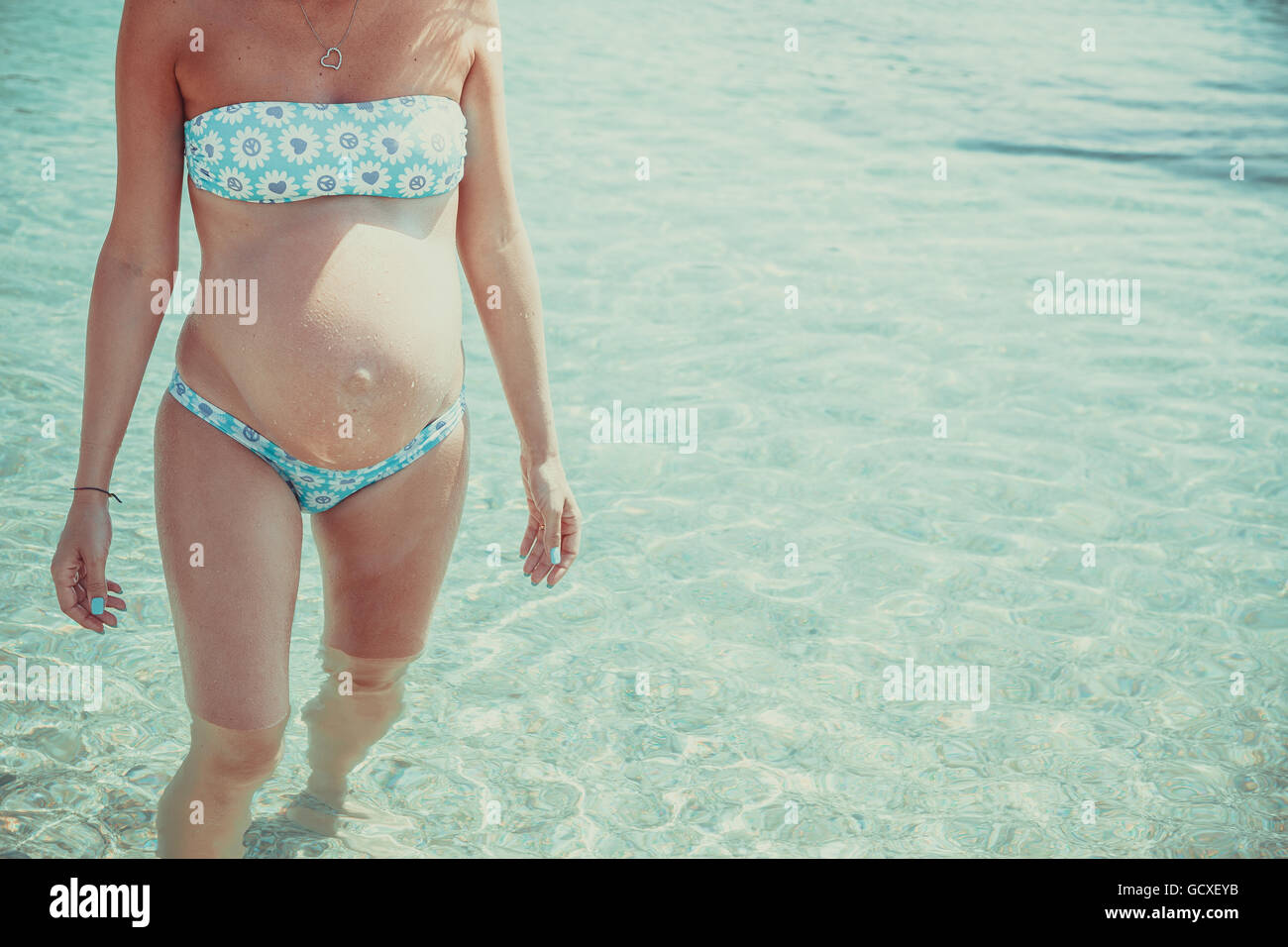 Schwangere Frau aktualisieren sich im Wasser des Meeres in Côte d ' Azur Stockfoto