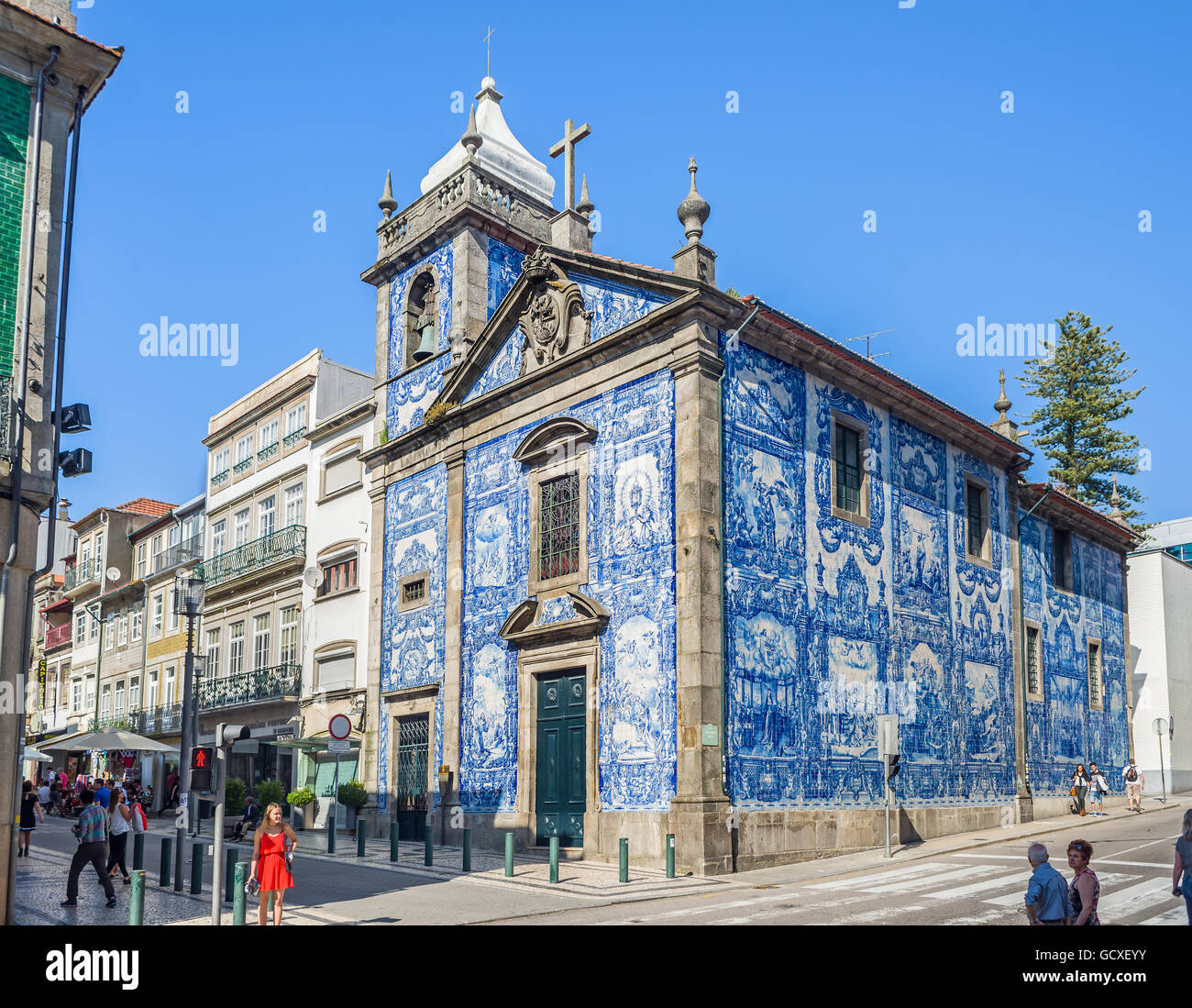 Hauptfassade der Capela Das Almas-Kapelle in Santa Catarina Straße in Porto, Portugal Stockfoto