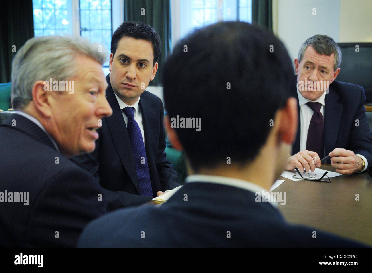 Ed Miliband trifft sich mit Studenten Stockfoto