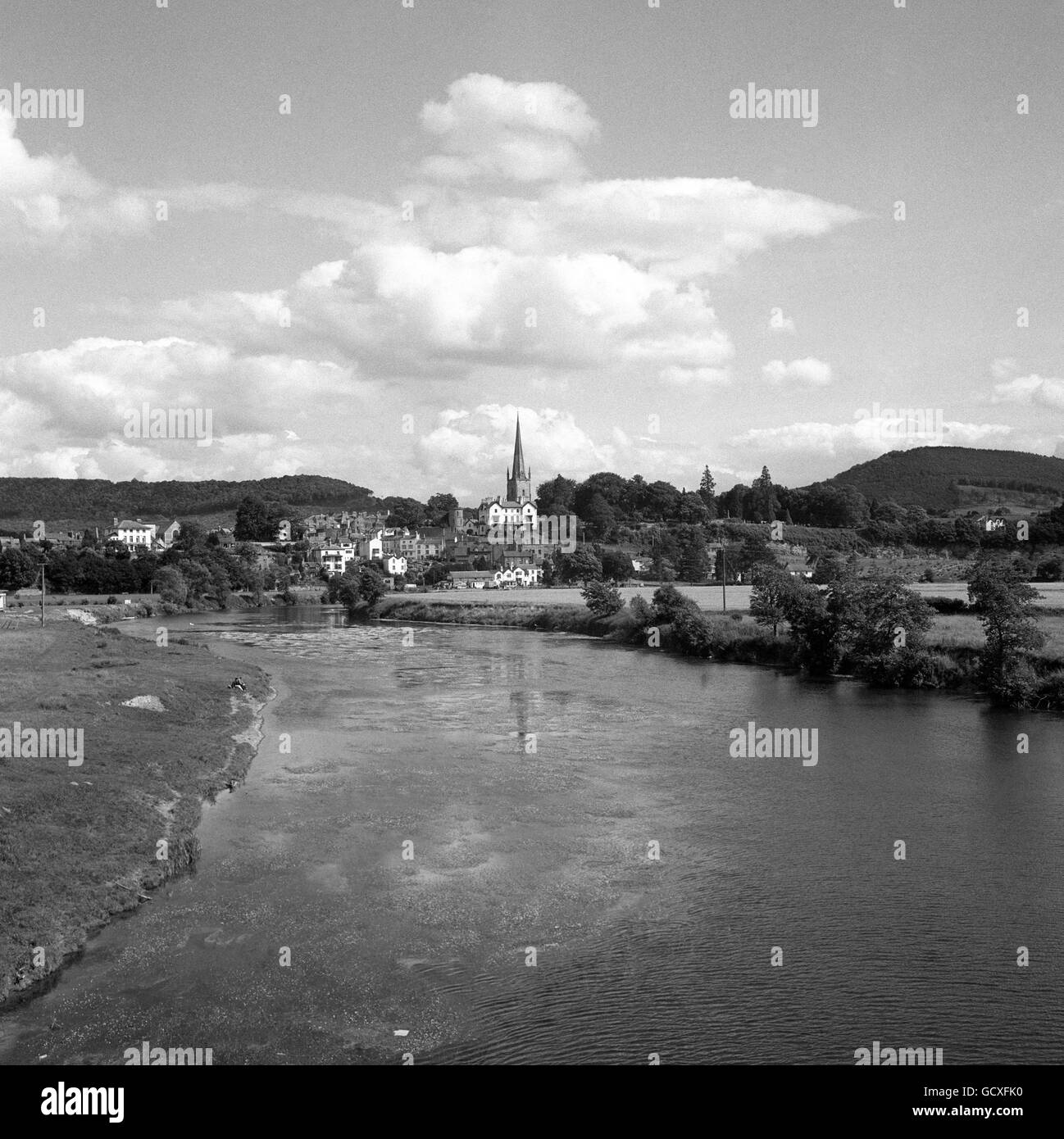 Gebäude und Denkmäler - Ross-on-Wye. Blick von der Bridstow Bridge auf die Church of St. Mary in Ross-on-Wye, Herefordshire. Stockfoto