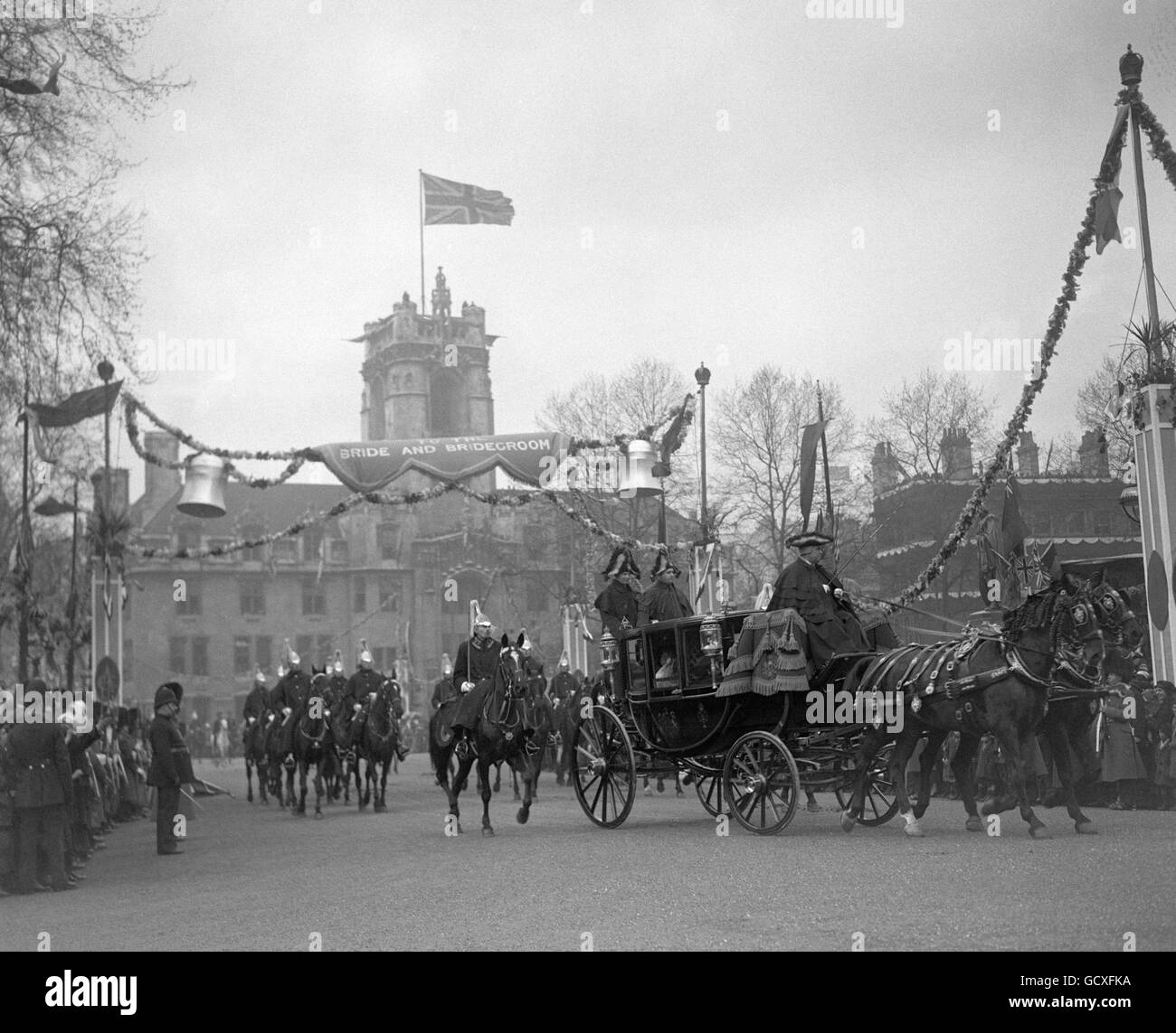 Der Herzog von York (rechts) und seine Braut, Lady Elizabeth Bowes-Lyon, passieren den Parliament Square auf ihrem Weg von Westminster Abbey zum Buckingham Palace. Stockfoto