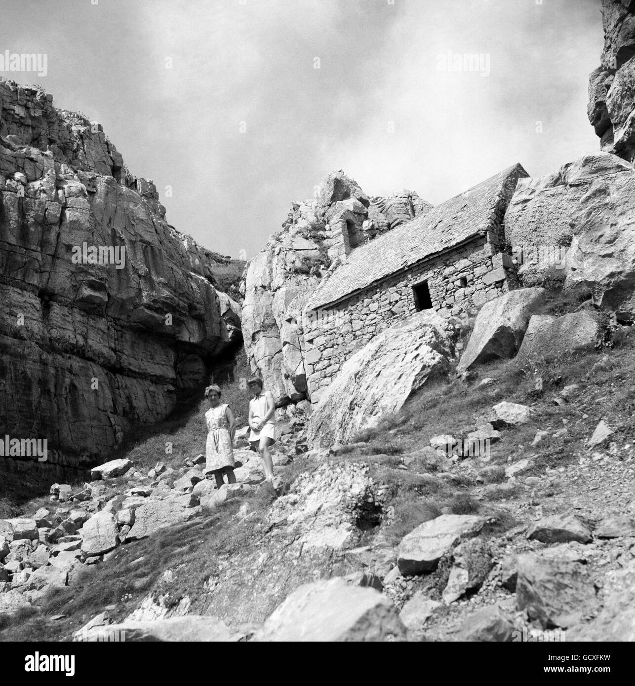 St. Gowan's Chapel, Pembrokeshire. Auch bekannt als St. Govan's, sagt lokale Legende, dass es von einem der Ritter von King Arthur's Round Table gebaut wurde. Stockfoto