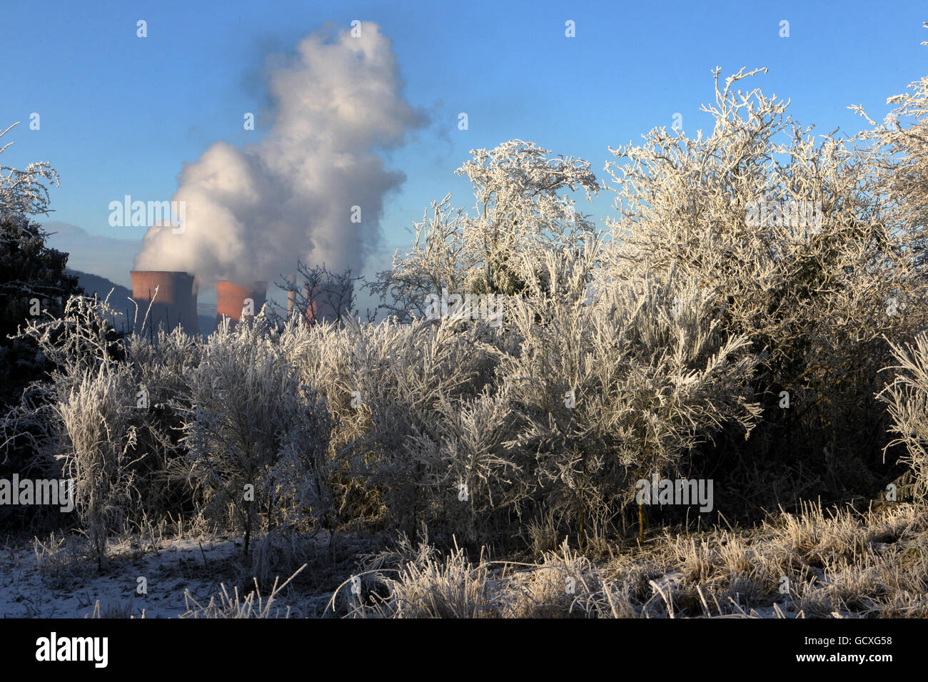 Starker Frost in den Bäumen mit Blick auf das Kraftwerk Ironbridge in Shropshire. Stockfoto