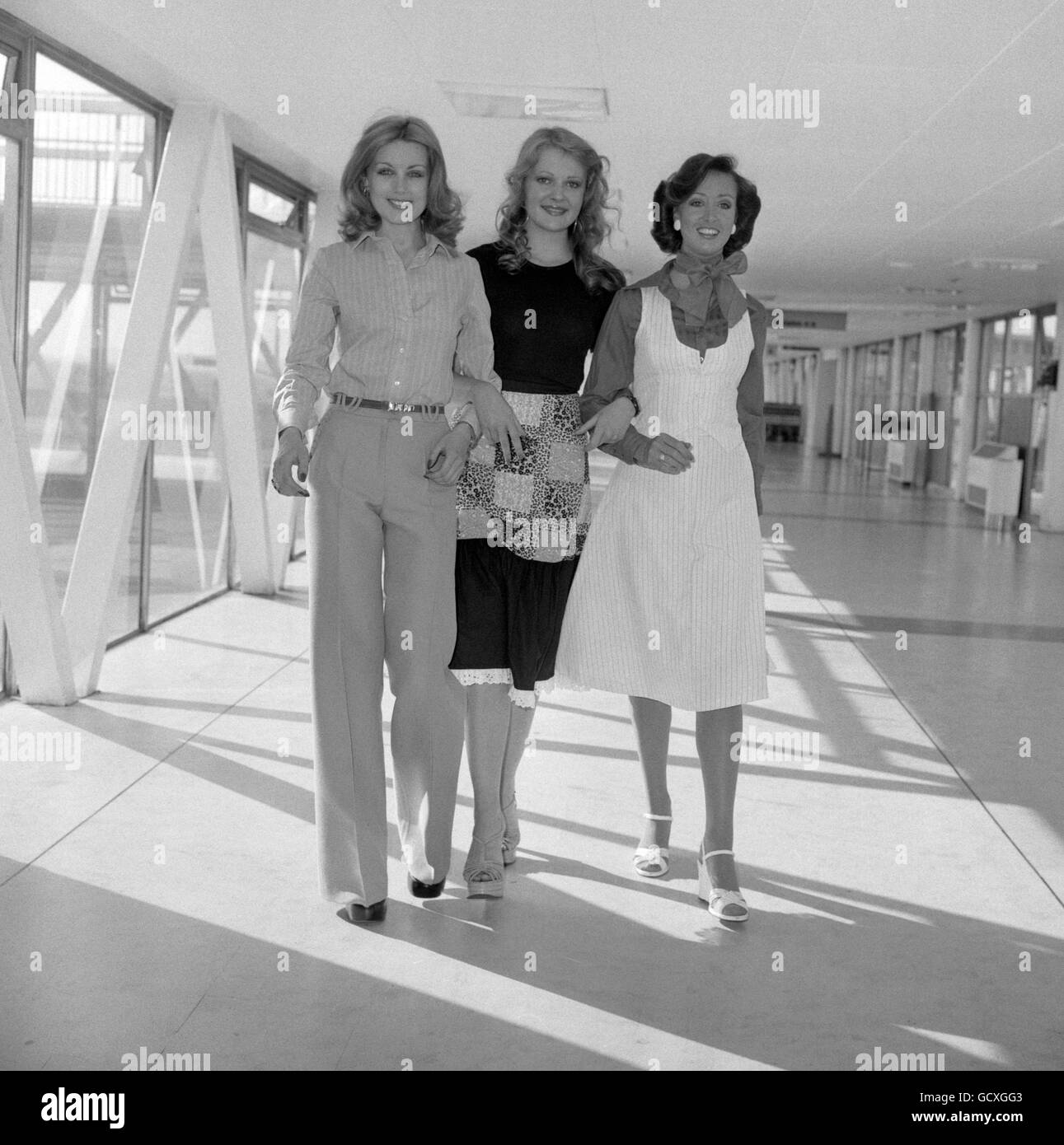 Drei Kandidaten für den Miss Universe-Wettbewerb in Hongkong (von links nach rechts), Miss Schottland, Carol Grant, Miss Irland, Elaine O'Hora und Miss England, Pauline Davies, fliegen vom Flughafen London Heathrow aus. Stockfoto