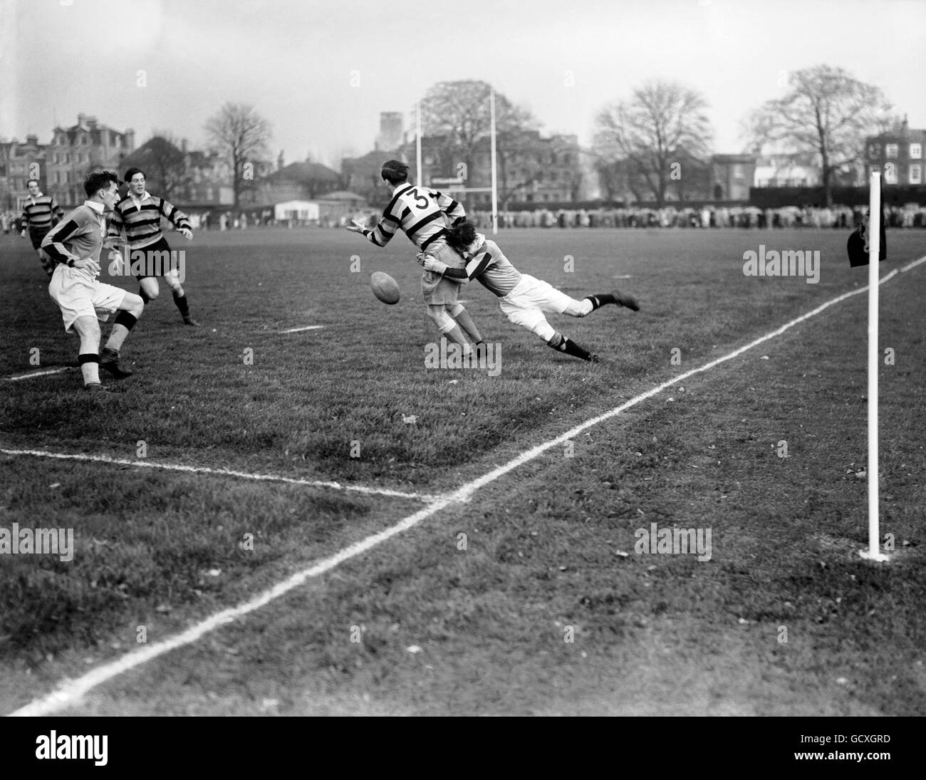 Rugby Union - Richmond / Harlequins. BM Grey, Richmond, wird von Charles Garfield Woodruff, Harlekins, angegangen Stockfoto