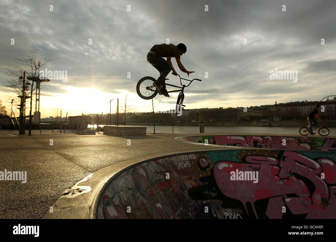 BMX - Lyon - Frankreich. BMX-Radler üben Stunts und Tricks im Garibaldi-Bowl am Ufer der Rhone im Zentrum von Lyon, Frankreich Stockfoto