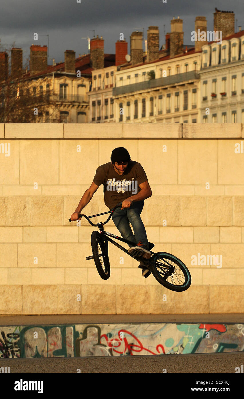 BMX - Lyon - Frankreich. BMX-Radler üben Stunts und Tricks im Garibaldi-Bowl am Ufer der Rhone im Zentrum von Lyon, Frankreich Stockfoto