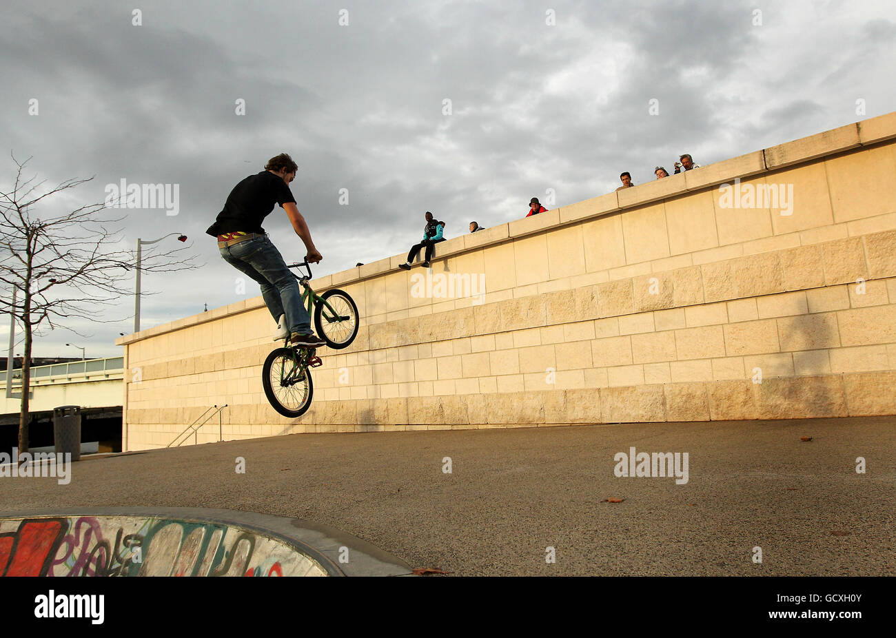 BMX - Lyon - Frankreich. BMX-Radler üben Stunts und Tricks im Garibaldi-Bowl am Ufer der Rhone im Zentrum von Lyon, Frankreich Stockfoto