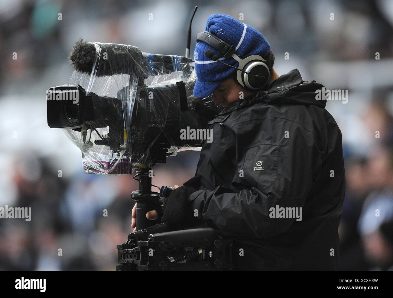 Fußball - Barclays Premier League - Newcastle United gegen Chelsea - St James' Park. Ein TV Steadie-Cam-Operator filmt die Action Stockfoto