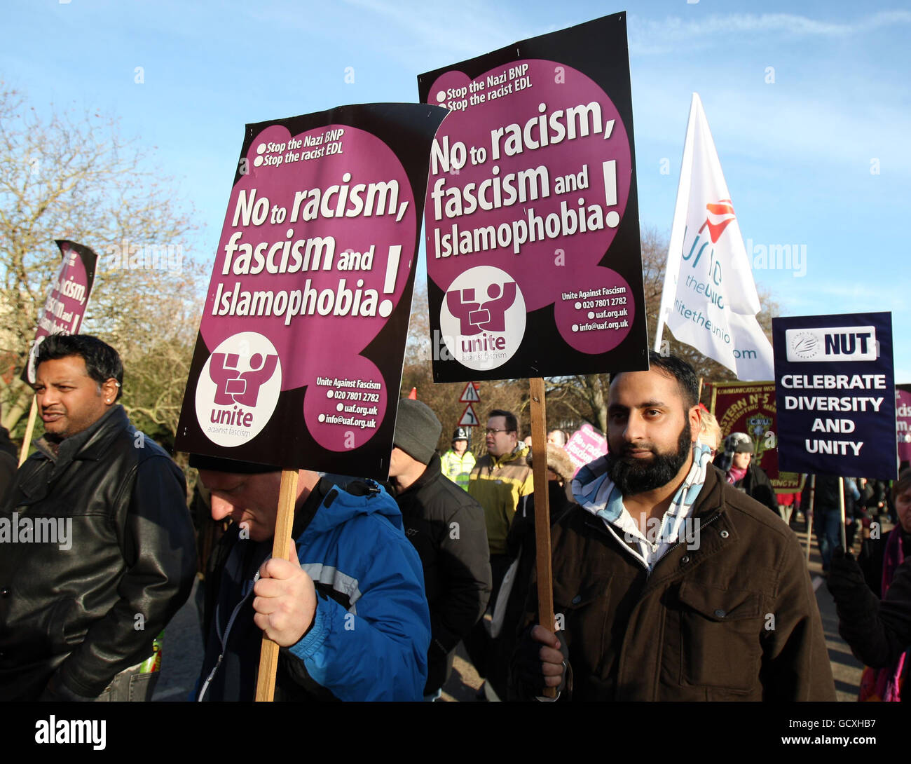 Demonstranten, die gegen einen marsch der englischen Verteidigungsliga sind, marschieren durch das Zentrum von Peterborough, Cambridgeshire. Stockfoto