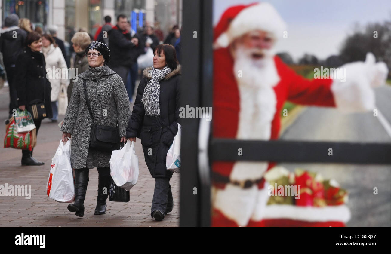 Ein Finanzanalyst sagte heute, dass Weihnachtseinkäufer in der Buchanan Street in Glasgow, wie es hieß, unter Druck stehen, da Weihnachtseinkäufe nach dem großen Einfrieren in zwei Wochen gedrängt werden. Stockfoto