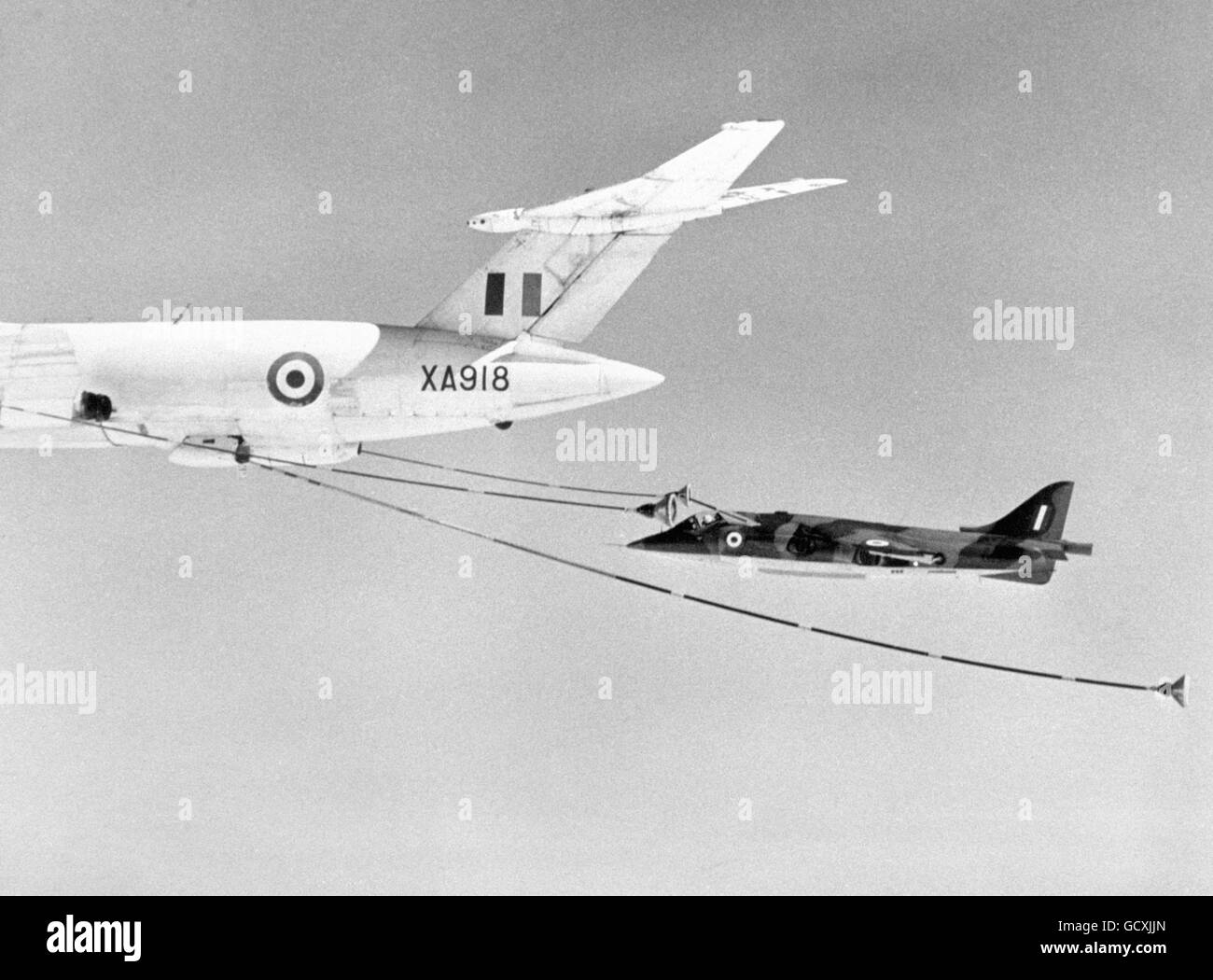 Ein Hawker Siddeley Harrier nimmt zum ersten Mal Kontakt mit einem Royal Air Force Victor auf dem Flug auf, der Tanker über England betankt. Dies markiert eine weitere Etappe im Entwicklungsprogramm für den Harrier. Stockfoto