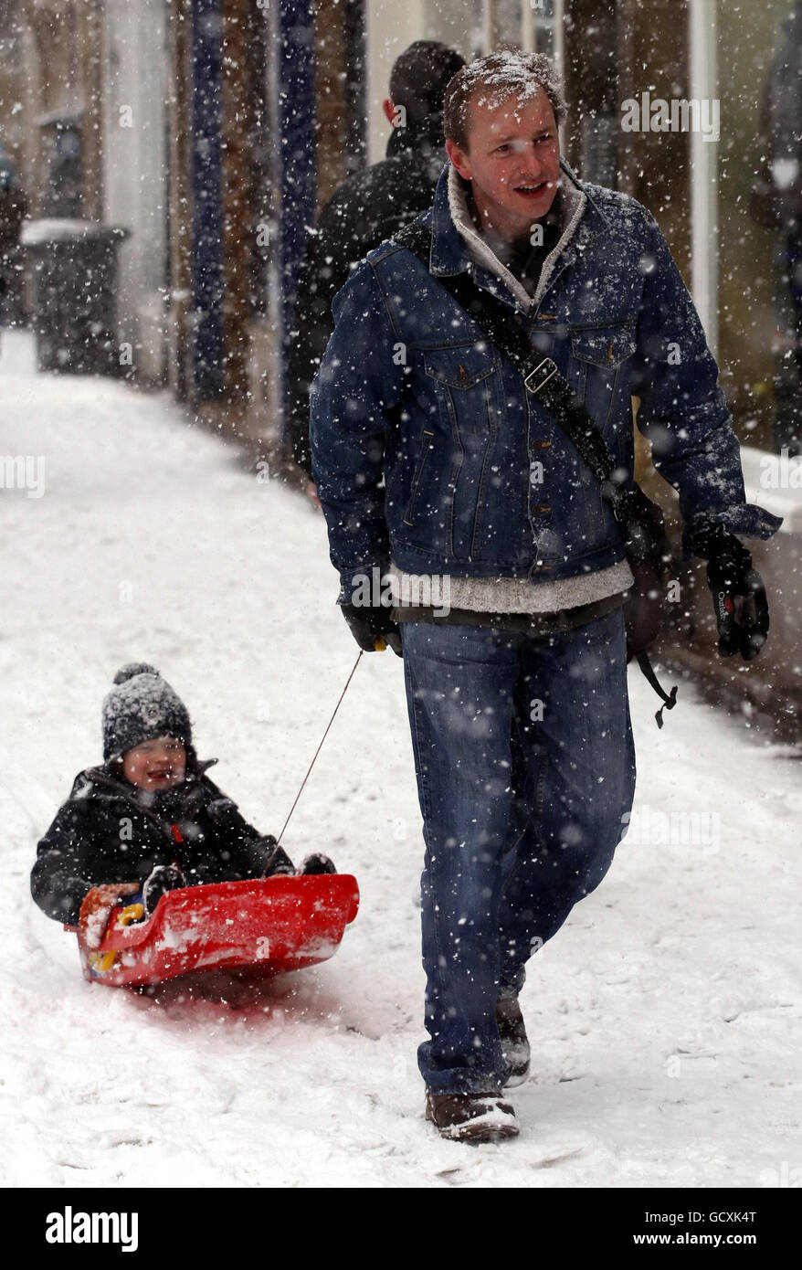 Die Menschen machen ihren Weg durch Edinburgh, als Schnee und eisige Bedingungen in Zentralschottland treffen. Stockfoto