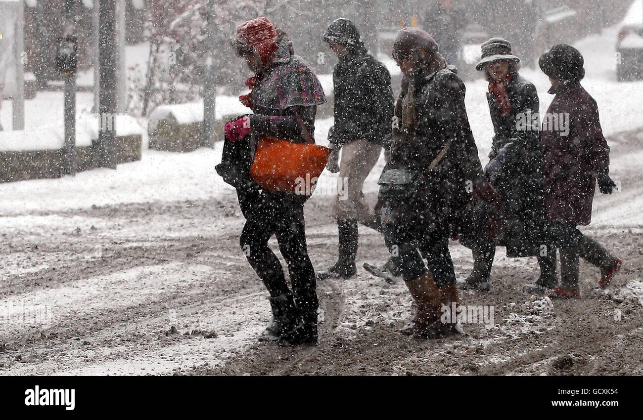 Die Menschen machen ihren Weg durch Edinburgh, als Schnee und eisige Bedingungen in Zentralschottland treffen. Stockfoto