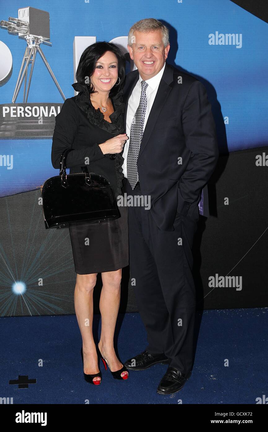 Colin Montgomerie und Frau Gaynor (links) kommen für die BBC Sports Personality of the Year Awards 2010 in der LG Arena in Birmingham an. Stockfoto