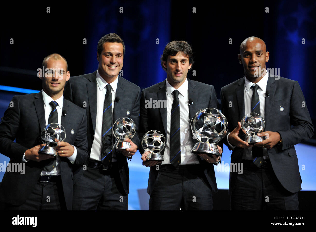 (L-R) Fußballspieler des Jahres Wesley Sneijder, Julio Cesar, Diego Milito und Maicon mit ihren Trophäen Stockfoto