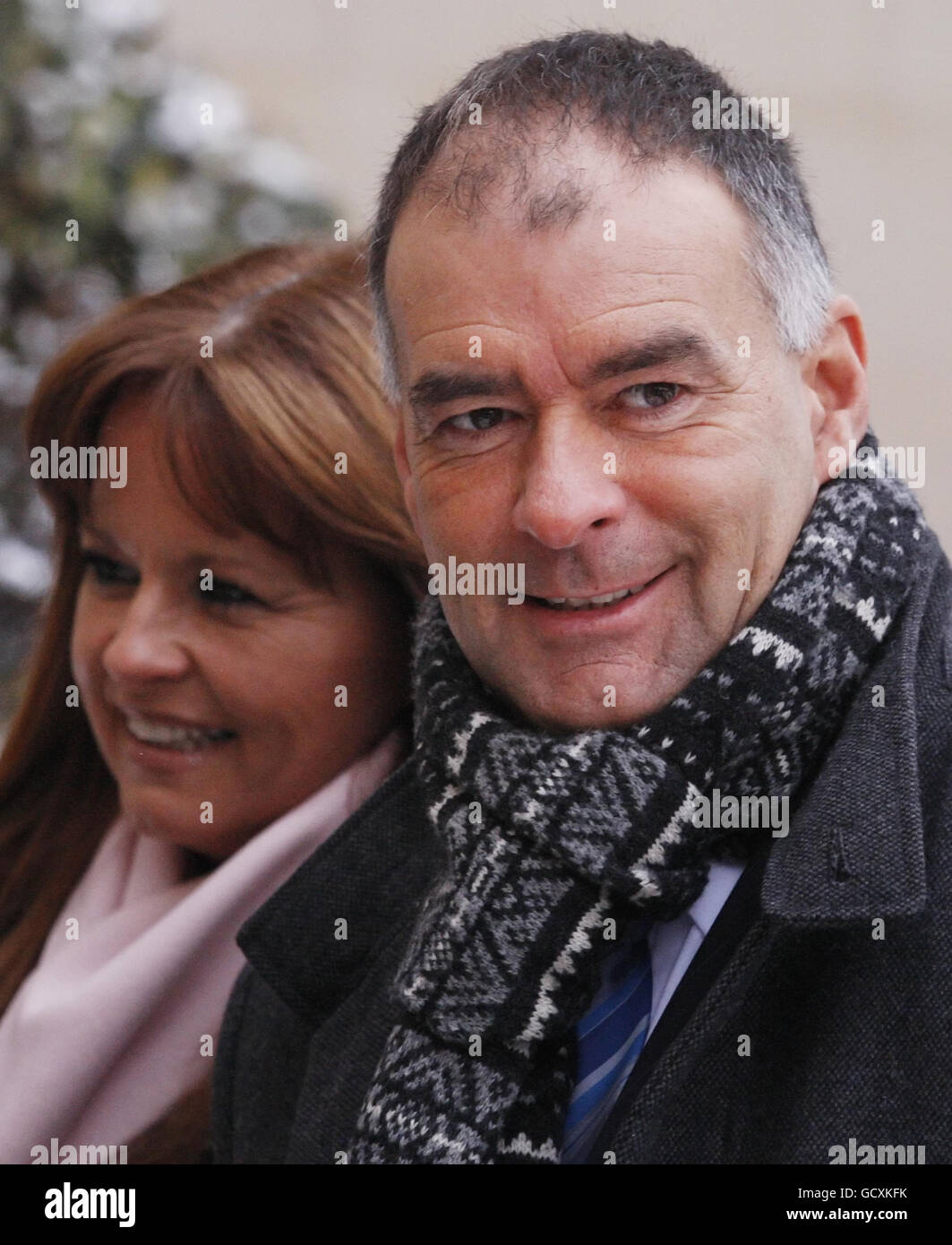 Tommy und Gail Sheridan kommen am High Court in Glasgow an, wo Herr Sheridan vor Gericht gestellt wird, weil er während seiner erfolgreichen Verleumdungsklage gegen die Zeitung News of the World im Jahr 2006 unter Eid gelogen hat. Stockfoto