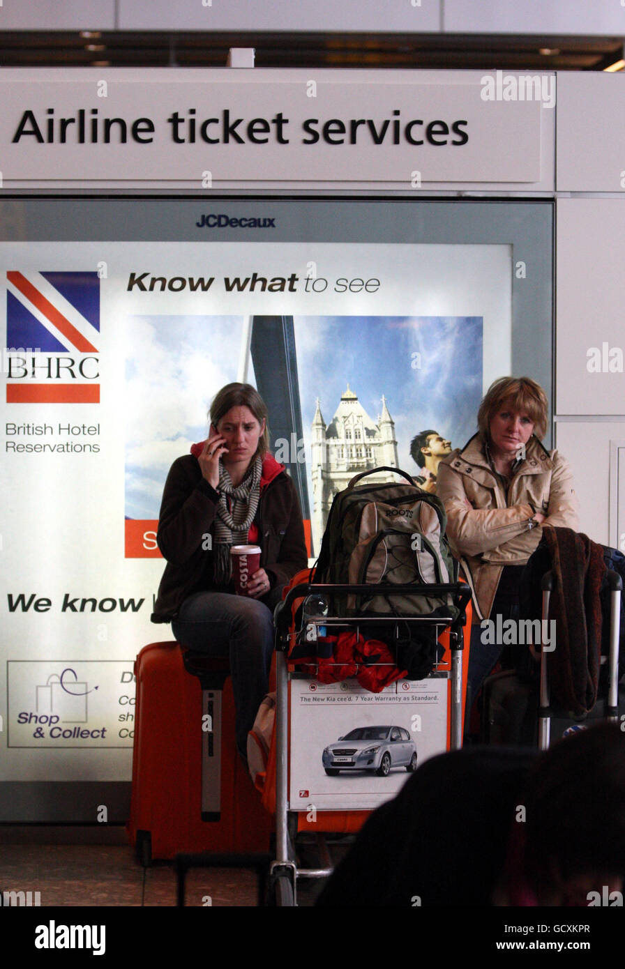 Passagiere warten und warten im Terminal 4 am Londoner Flughafen Heathrow an, da das Winterwetter weiterhin Transportprobleme verursacht. Stockfoto