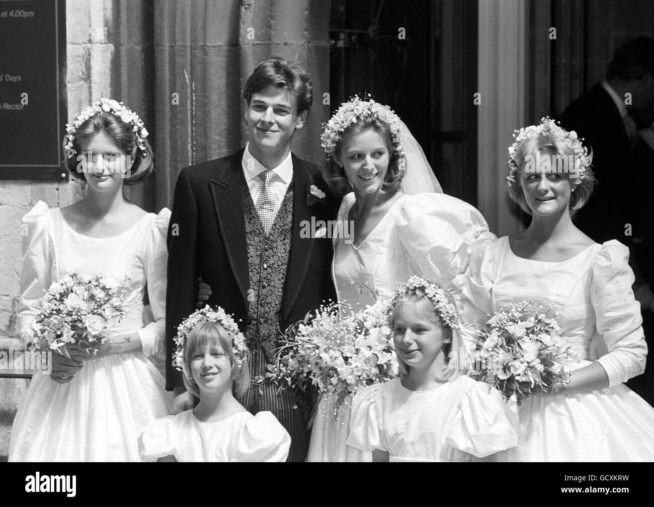 James Ogilvy mit seiner Braut Julia Rawlinson nach der königlichen Hochzeit des Jahres in der Kirche der Heiligen Jungfrau Maria im Dorf Saffron Walden in Essex. Ihre Brautjungfern sind: Die Schwestern der Braut Charlotte, 14, und Eleanor, 20, die siebenjährige Gabriella Windsor, links, und die 11-jährige Alexandra Wilson. Stockfoto