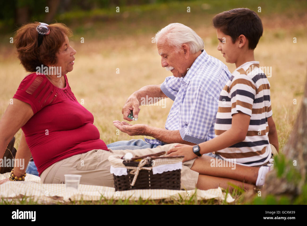 Alte Menschen, älteres Paar, älterer Mann und Frau im Park. Kranken Opa nehmen verschreibungspflichtige Medikamente, Medizin, Tabletten für Herz-Pflege Stockfoto