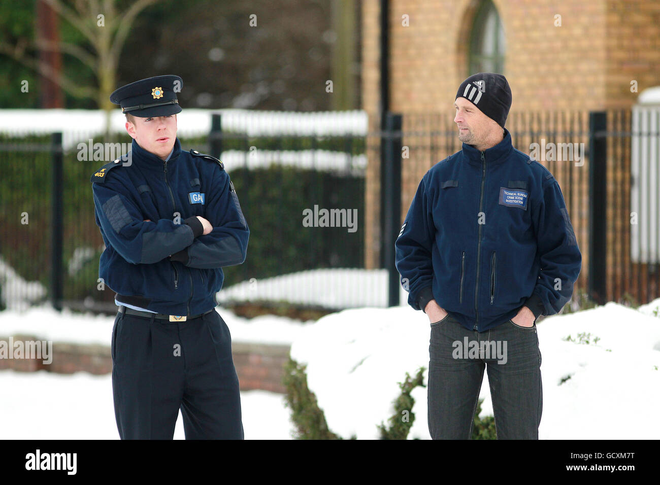 Gardai am Schauplatz in der Station Court Hall in Clonsilla, West Dublin, nachdem eine Frau an schweren Verletzungen gestorben war. Stockfoto