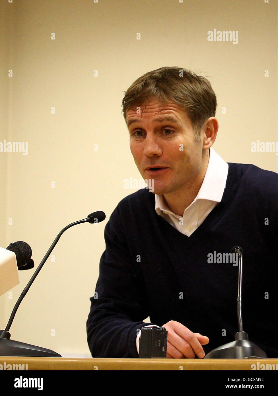 Charlton Athletic Manager Phil Parkinson hält eine Pressekonferenz ab, nachdem das Spiel vom Schiedsrichter Andy D'Urso aufgrund von Bedenken wegen eines gefrorenen Spielfelds in der npower League One im Londoner Valley abgesagt wurde. Stockfoto