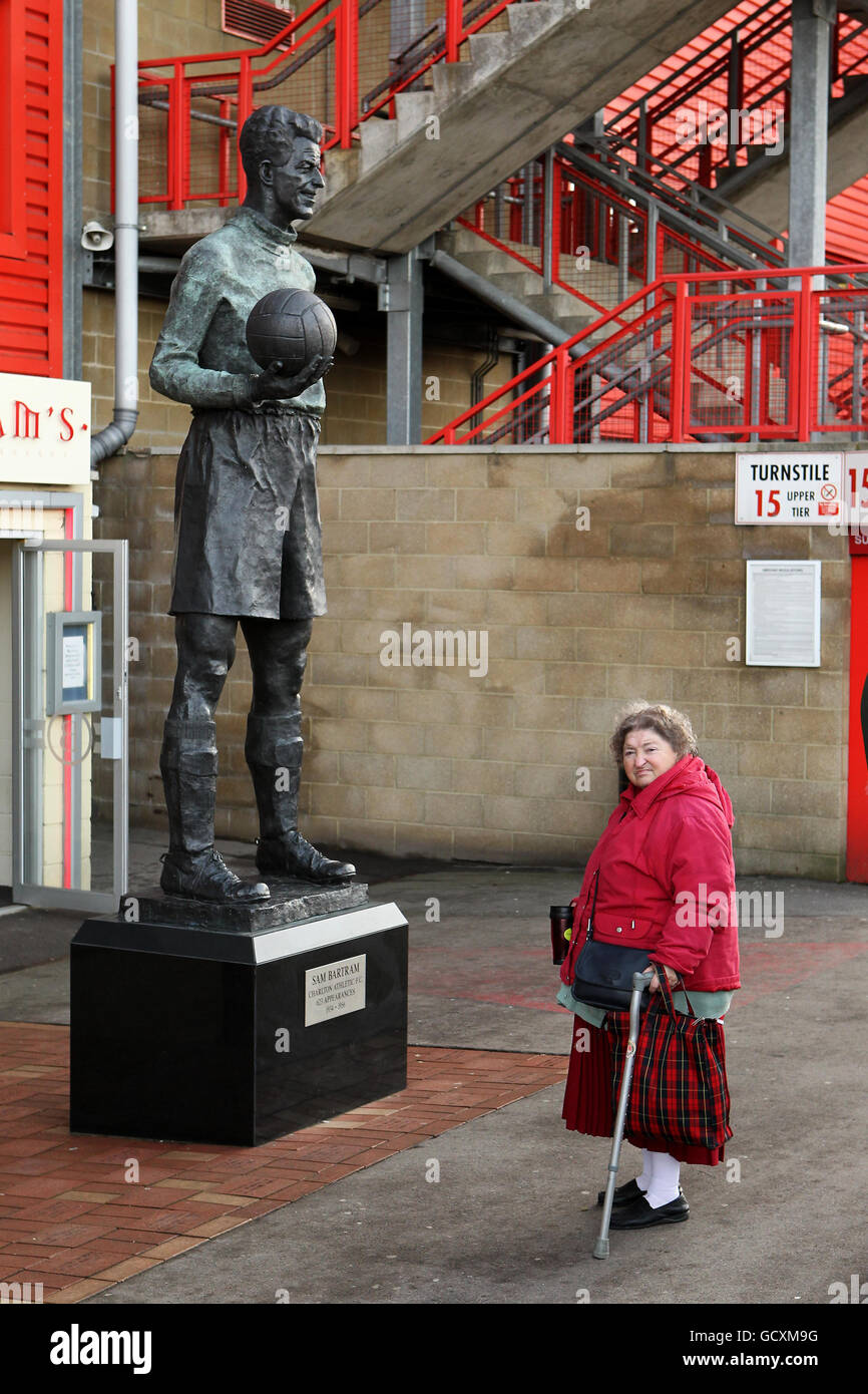 Ein Fan steht draußen, nachdem das Spiel vom Schiedsrichter Andy D'Urso abgesagt wurde, weil er Bedenken wegen eines eingefrorenen Spielfelds vor dem Spiel der npower League One im Londoner Valley hatte. Stockfoto