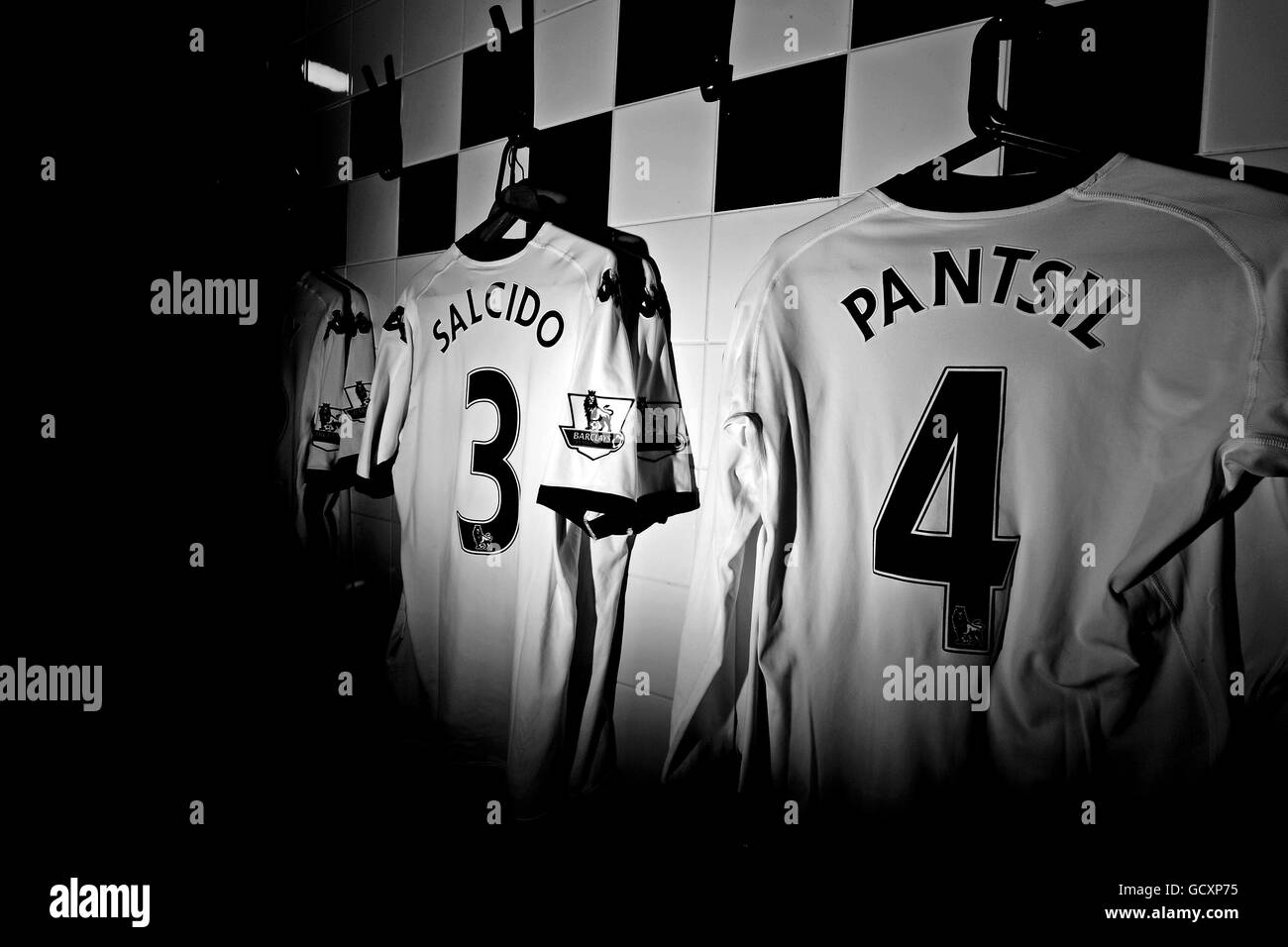 Fußball - Barclays Premier League - Fulham gegen Birmingham City - Craven Cottage. Die Hemden von Fulhams Carlos Salcido und John Pantsil hängen in der Umkleidekabinen Stockfoto