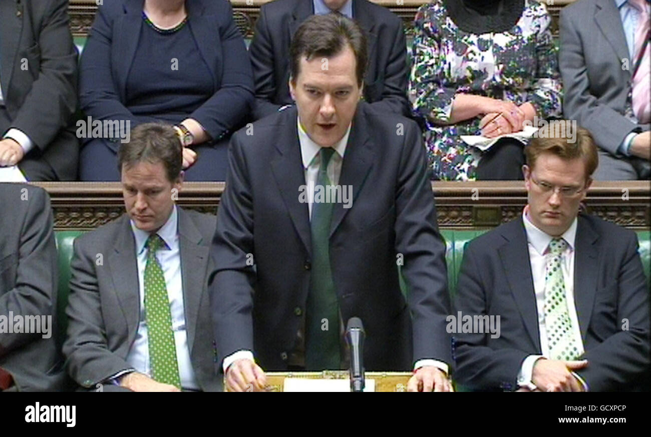 Der stellvertretende Premierminister Nick Clegg (links) und der Finanzminister Danny Alexander (rechts) schauen nach unten, während Bundeskanzler George Osborne (Mitte) seine Herbsterklärung im Londoner Unterhaus abgibt. Stockfoto