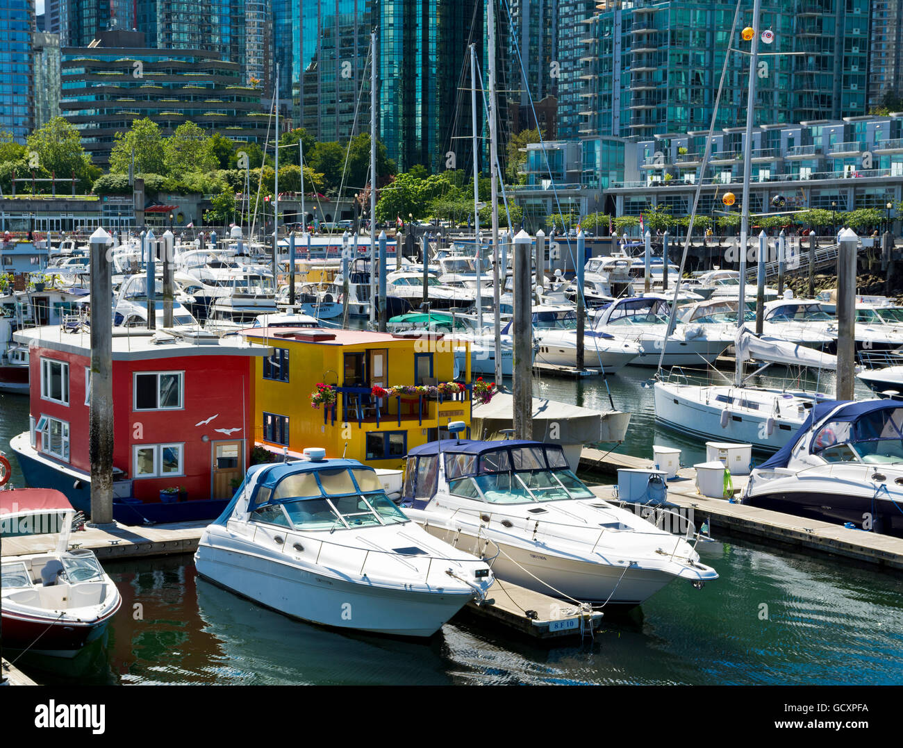 Hausboote und andere Boote in der Marina von Coal Harbour in Vancouver, BC Stockfoto