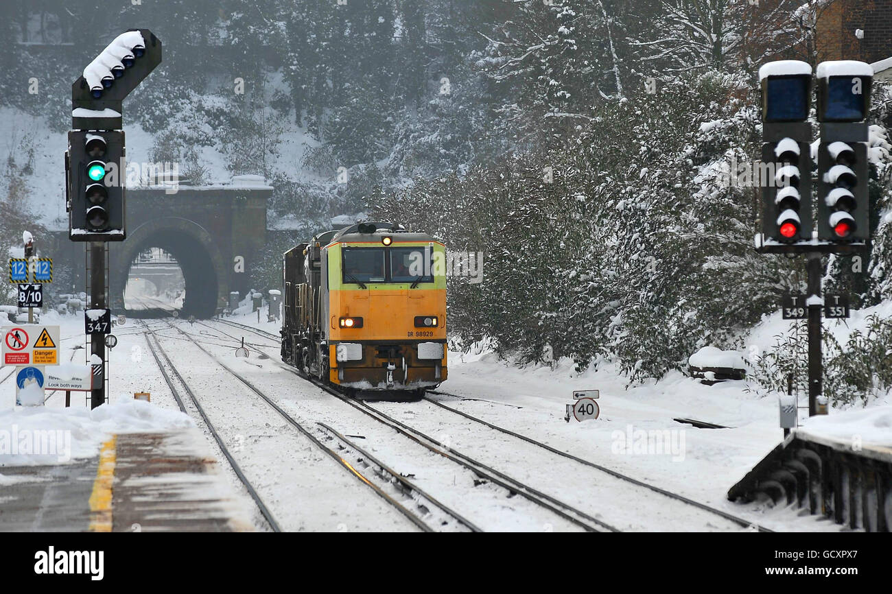 Ein Gleisfreizug fährt durch die Haywards Heath Station in Sussex, auf der Brighton-London-Hauptlinie, da der Schnee weiterhin einen Großteil des Vereinigten Königreichs bedeckt. Stockfoto