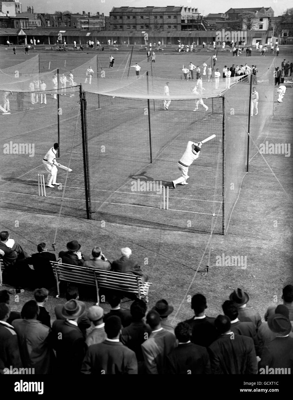Eine allgemeine Ansicht, die Everton Weekes und Andy Ganteaume zeigt, wie sie an den Netzen üben. Stockfoto