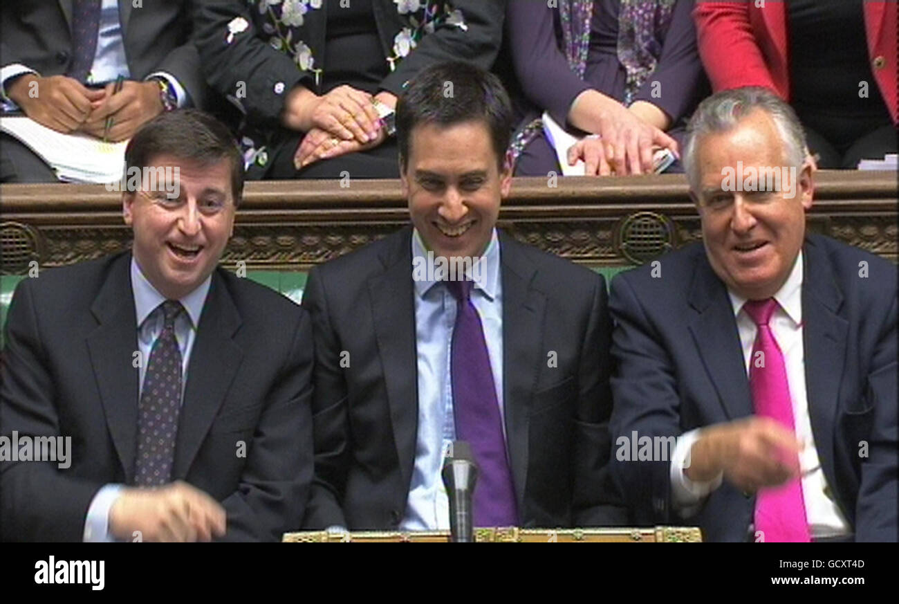 Schattenarbeit und Pensionen, Douglas Alexander (links), Labour-Parteiführer Ed Miliband (Mitte) und Schattenstaatssekretär für Wales, Peter Hain (rechts) lachen während der Fragen des Premierministers im Unterhaus, London. Stockfoto